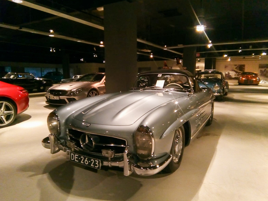 Bild: Stern und Lack des Mercedes 300 SL strahlen um die Wette – Globo by Pronax GmbH