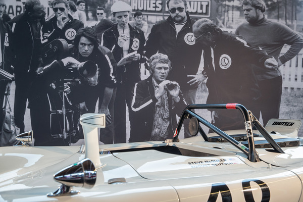 Steve McQueen bei den Dreharbeiten von "Le Mans" mit dem damaligen Kamerawagen - aufgenommen an der Rétromobile