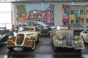 Steyr 220 Cabriolet (1939) - neben Ford V8 von 1936 - in der Coupé- und Cabriolet-Sonderschau - Klassikwelt Bodensee 2023