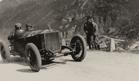 Steyr 5-Liter (1927) - Huldreich Heusser ist beim Klausenrennen ein ernsthafter Konkurrent von Rudolf Caracciola, kämpft aber hier mit stumpfen Waffen