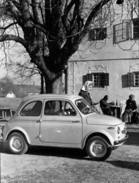 Pressefoto von 1959 in ländlicher Umgebung.