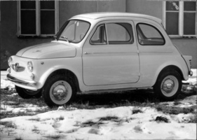 Der 500 DL ("Luxus") hatte mehr Chrom und zu Heckflossen zweckentfremdete Rückleuchten. Hier ein Modell von 1960, erkennbar an den Blinkern unter den Scheinwerfern.