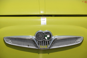 Der zweiflügelige "Adler" ersetzte 1959 den etwas plumpen "Kanaldeckel" als Bugschmuck. Laut Prospekt macht er die Front "sportlich-schnittig".