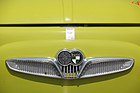 Der zweiflügelige "Adler" ersetzte 1959 den etwas plumpen "Kanaldeckel" als Bugschmuck. Laut Prospekt macht er die Front "sportlich-schnittig".