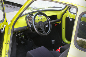 Das winzige Sportlenkrad schafft mehr Bewegungsfreiheit für die Beine des Fahrers.