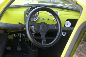 Der Tacho bis 170 km/h ist natürlich nicht original. Das Puch-Instrument lief kurioserweise gegen den Uhrzeigersinn.