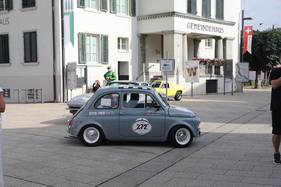 Steyr-Puch 650 TR Europa 2 (1966) Hans Egli mit seiner Rennsemmel beim Aufstellen zum Concours - Wald Rollt 2025