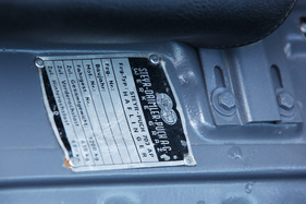 Steyr-Puch Haflinger 706 (703 AP, 1973) - Typenschild des Basis-Fahrgestells eines 703