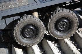 Steyr-Puch Haflinger 706 (703 AP, 1973) - auf der Treppe entfalten die beiden hinteren angetriebenen Achsen ihre volle Wirkung