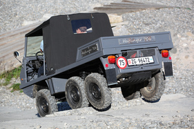 Steyr-Puch Haflinger 706 (703 AP, 1973) - beim Treppenfahren zahlen sich die sechs angetriebenen Räder aus