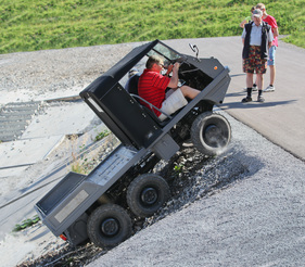 Steyr-Puch Haflinger 706 (703 AP, 1973) - bewältigt Steigungen über 65 %, hier allerdings wird fast die Grenze erreicht Steyr-Puch Haflinger 706 (703 AP, 1973) - bewältigt Steigungen über 65 %, hier allerdings wird fast die Grenze erreicht