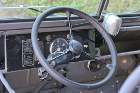 Steyr-Puch Haflinger 706 (703 AP, 1973) - ein Tacho und zwei Kontrolllampen reichen