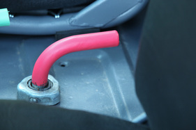 Steyr-Puch Haflinger 706 (703 AP, 1973) - mit diesem zusätzlichen Hebel kann die mittlere Achse gesperrt werden