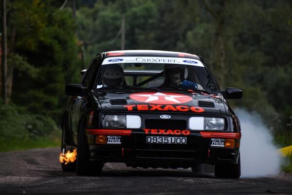 Bild: Stig Blomqvist lässt es im Ford Sierra RS 500 Cosworth lodern und rauchen – Alsace Rallye Festival