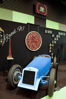 Stilisierter Vorkriegsrennwagen als Kunstwerk - Rétromobile Paris 2016