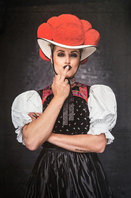 Stille Betrachterin – Ecurie Anges Bleus im Boxenstop Tübingen 2025