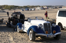 Stilsicheres Zuggespann mit Auburn vorne und Hot Rod auf dem Anhänger am Römö Motorfestival 2016