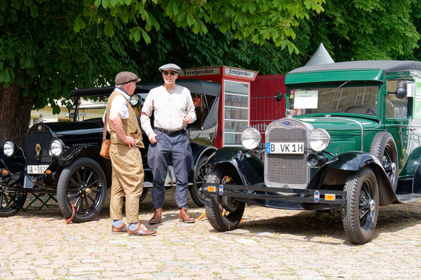 Bild Stilvoller Auftritt, passend zu den Automobilen: Durant Star Tourer von 1923 und Ford Model A Panel Delivery von 1930 – Oldtimer Open Air 2024