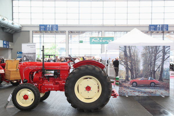 Stimmige Aufstellung? Der Porsche Traktor scheint den 911 zu ziehen ... - Motorworld Classics Bodensee 2022