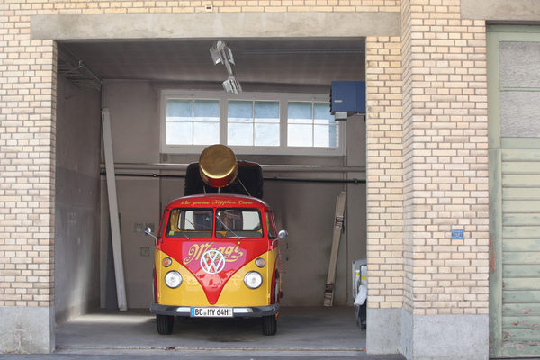 Stimmiges Bild mit Maggi-VW-Bus - V8-/I6-Hybrid-Treffen in der Motorworld Kemptthal 2021