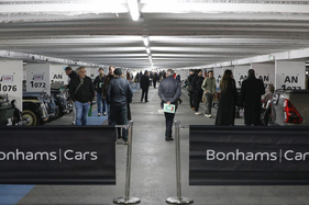 Stimmung in der Tiefgarage bei der Autobesichtigung am Donnerstag - Bonhams Paris Versteigerung 2025