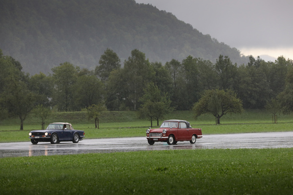 Bild: Stimmungsbild - Triumph TR6 und Triumph Herald Convertible auf der Landepiste - 42. BCM 2023