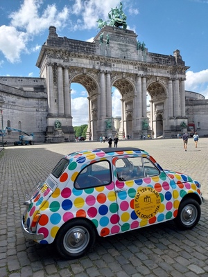 Stimmungsvolle Begrüßung: Fiat 500 vor dem Triumphbogen in Brüssel – Ausstellung "125 Jahre Fiat" in der Autoworld Brüssel