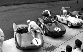 Stirling Moss (#1) im DBR1, Dan Gurney (#5) auf Ferrari 250 Testa Rossa, Edgar Barth (#14) auf Porsche 718 RSK, Tony Brooks (#3) auf Ferrari 250 Testa Rossa am 1000km Rennen vom Nürburgring 1959 – Motorsport Classic 2014 Kalender von McKlein