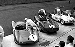 Stirling Moss (#1) im DBR1, Dan Gurney (#5) auf Ferrari 250 Testa Rossa, Edgar Barth (#14) auf Porsche 718 RSK, Tony Brooks (#3) auf Ferrari 250 Testa Rossa am 1000km Rennen vom Nürburgring 1959 – Motorsport Classic 2014 Kalender von McKlein