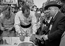 Bild: Stirling Moss, Denis Jenkinson und Alfred Neubauer bei den Startvorbereitungen - Mille Miglia (1955)