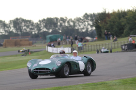 Stirling Moss als Beifahrer im Aston Martin DBR1/2 (1957) - bei den Demonstrationsfahrten anlässlich des Jim Clark Tribute am Goodwood Revival 2013