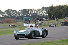 Stirling Moss als Beifahrer im Aston Martin DBR1/2 (1957) - bei den Demonstrationsfahrten anlässlich des Jim Clark Tribute am Goodwood Revival 2013