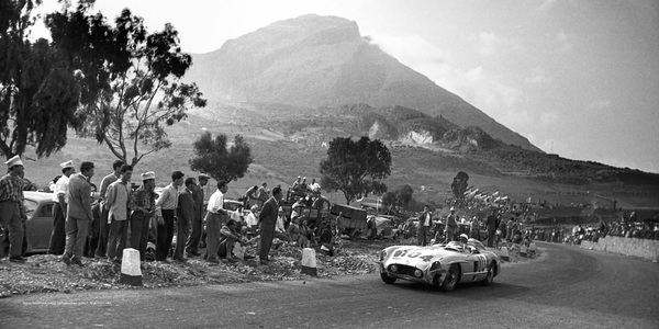 Bild: Stirling Moss auf Mercedes-Benz 300SLR an der Targa Florio 1955 – Bilder auf höchstem Niveau! (Auszug aus dem Buch «Targa Florio 1955-1973»)