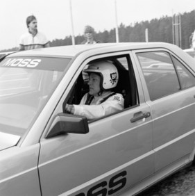 Stirling Moss beim Eröffnungsrennen des Nürburgrings am 12. Mai 1984 im Mercedes-Benz 190E 2.3-16
