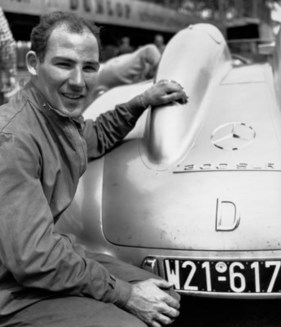 Stirling Moss bereitet sich bei Testfahrten auf dem Hockenheimring auf die Mille Miglia 1955 vor Stirling Moss bereitet sich bei Testfahrten auf dem Hockenheimring auf die Mille Miglia 1955 vor