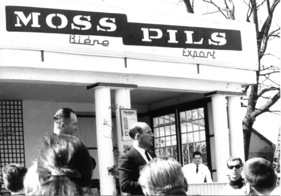 Stirling Moss bringt "sein" Bier an die Leute in Montlhéry