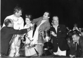 Stirling Moss gratuliert als Fernsehreporter den Siegern von Sebring Parkes/Maglioli (Ferrari 275P) im Beisein der Miss Floria im Jahr 1964