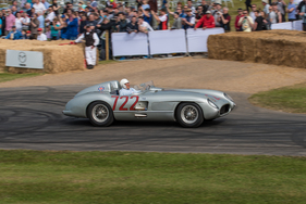 Stirling Moss im Mercedes-Benz 300 SLR '722' am Goodwood Festival of Speed 2015