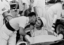 Stirling Moss küsst eine weibliche Schönheit anlässlich des GP von Monaco 1955