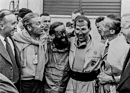 Stirling Moss und Denis Jenkinson werden von Ludwig Kraus, Rudolf Uhlenhaut, Hans Scherenberg und Alfred Neubauer beglückwünscht - Mille Miglia (1955)
