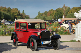 Bild Stoewer V5 Rolldach-Limousine (1931) - die Sensation der IAMA 1931 in Berlin - der erste deutsche Wagen mit Vorderradantrieb und hydraulischer Allradbremse - Classic-Gala Schwetzingen 2018