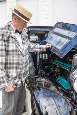 Stolz wurden auch die perfekt restaurierten Innereien der Fahrzeuge neugierigen Blicken nicht vorenthalten.