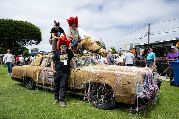 Bild Stolze Gewinner (oder Verlierer) in der Hauptkategorie «Worst of Show» – Concours d'Lemons 2024