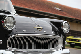 Stolzer Opel und Ford Mustang im Hintergrund - OSMT Zug September 2015