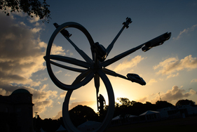 Strahlkraft: Während die Sonne untergeht schwärmen die Porsche weiter in alle Richtungen aus – Goodwood Festival of Speed 2023 Strahlkraft: Während die Sonne untergeht schwärmen die Porsche weiter in alle Richtungen aus – Goodwood Festival of Speed 2023
