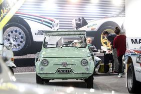 Strandauto auf Basis des Fiat 500 zwischen Lancia-Rallyeautos - Auto e Moto d'Epoca Padua 2021 Strandauto auf Basis des Fiat 500 zwischen Lancia-Rallyeautos - Auto e Moto d'Epoca Padua 2021