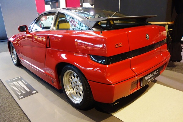 Strassen-Keil Alfa Romeo SZ von 1990 - Sonderschau Supercars 2 in der Autoworld Brüssel 2022/2023