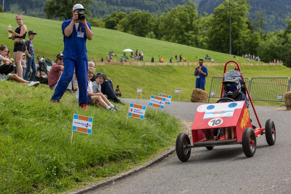Image: Track marshals and photographers: in principle, the soapbox derby is also just a hill climb, albeit in the wrong direction - Oldtimer in Obwalden 2024