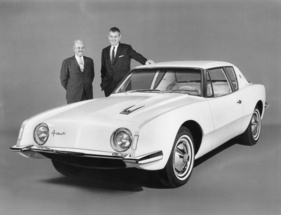 Studebaker Avanti (1963) - Raymond Loewy und Sherwood Egbert zeigen stolz ihren neuen Sportwagen Studebaker Avanti (1963) - Raymond Loewy und Sherwood Egbert zeigen stolz ihren neuen Sportwagen