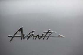 Studebaker Avanti (1963) - Schriftzug auf der Flanke - Classic-Gala Schwetzingen 2021